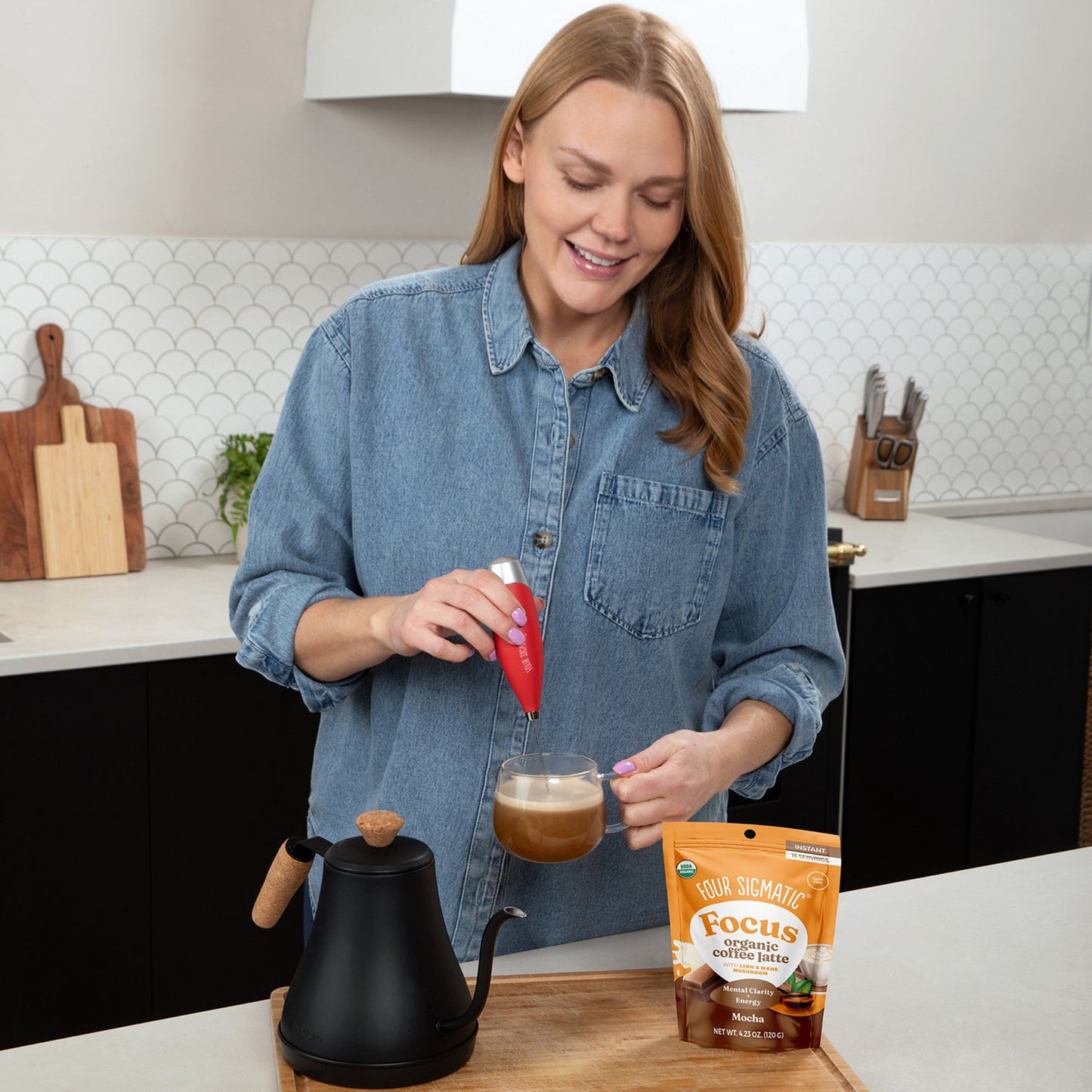 focus-organic-coffee-latte-mocha-q9 focus-latte-mocha-lifestyle1-2026.jpg